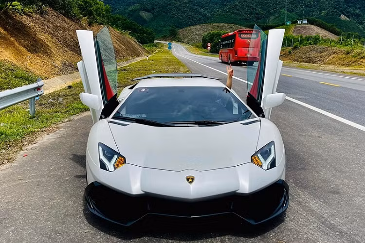 Lamborghini Aventador 50th Anniversario kich doc 