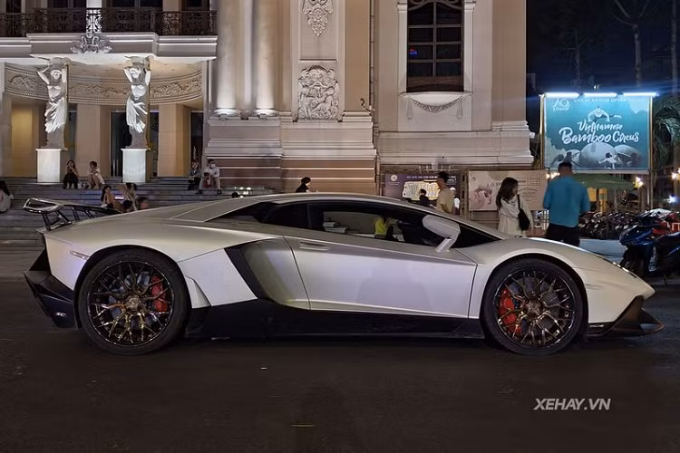 Gói độ 50th Anniversario cho Lamborghini Aventador bao gồm rất nhiều chi tiết mới được sơn đen mờ như cản trước mở rộng với hốc hút gió cỡ lớn, ốp sườn mới và cản sau thiết kế hầm hố được chia thành nhiều hốc khác nhau, phía dưới là bộ khuếch tán mạnh mẽ.