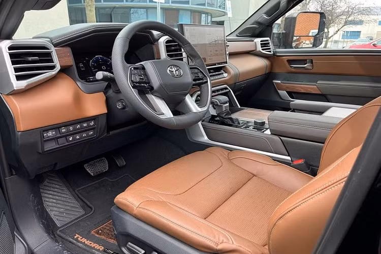Nội thất của Toyota Tundra 2022 được thiết kế hiện đại với một buồng lái trang bị nhiều công nghệ cao. Các phím bấm chức năng được bố trí dễ dàng thao tác hơn. Người lái có thể điều chỉnh các tính năng của xe thông qua phím xoay cơ học.