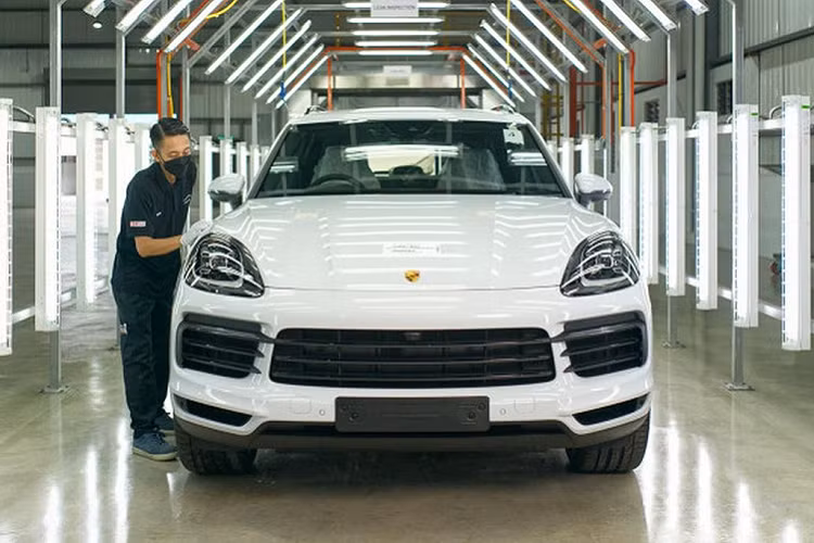 Nhà máy có 100% nhân viên là người Malaysia, tất cả đều được Porsche đào tạo toàn diện, với việc sản xuất được hỗ trợ bởi mạng lưới các nhà cung cấp dịch vụ và nhà cung cấp địa phương. Sáu mô-đun chính có nguồn gốc tại địa phương bao gồm bảng điều khiển trung tâm và buồng lái (Clarion), trục trước và sau (ZF), và cụm mô-đun đầu xe.