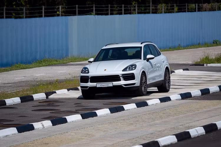 Bên cạnh danh sách các trang bị mở rộng, Porsche cũng sẽ cung cấp tùy chọn gói Exclusive Manufaktur được thiết kế riêng với giá 58.000 RM (khoảng 315 triệu đồng), cũng như gói nội thất Carbon và thiết bị định hướng phong cách sống khác. Porsche Cayenne sở hữu động cơ xăng tăng áp V6 dung tích 3.0 lít, sản sinh công suất 340 mã lực tại 5.300 đến 6.400 vòng/phút và mô-men xoắn 450 Nm tại 1.340 đến 5.300 vòng/phút. Hộp số tự động Tiptronic S tám cấp là tiêu chuẩn, truyền dẫn động đến cả bốn bánh thông qua hệ thống AWD chủ động.