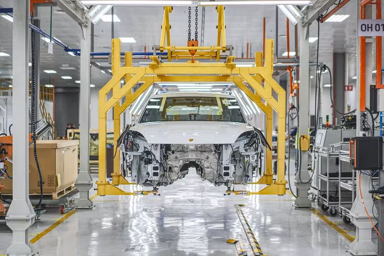 Ngoài ra, nhà máy lắp ráp xe tại Malaysia cũng đáp ứng các tiêu chuẩn bền vững của Porsche với một số biện pháp tiết kiệm năng lượng như lắp đặt các tấm pin mặt trời trên mái nhà để bổ sung năng lượng, công nghệ thu nước mưa, cũng như các bức tường cách nhiệt để giảm tiêu thụ năng lượng.