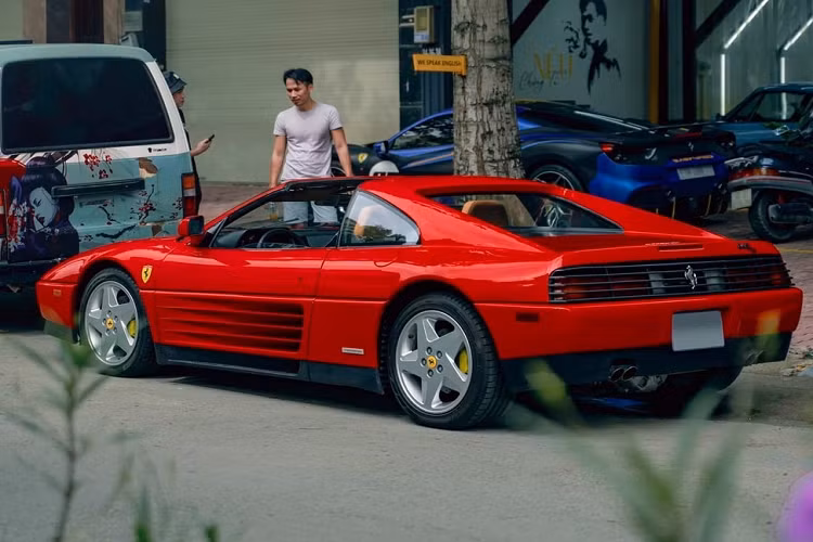 Gần đây, giới mê xe trong nước đã có dịp được chứng kiến 2 chiếc siêu xe Ferrari 348 TS và F355 Berlinetta có thể gọi là cổ ở Việt Nam đã lăn bánh trên các con đường ở Sài thành với biển số 51F nhưng không phải biển của nước ta mà chỉ là dạng cá nhân hóa của nước bạn Campuchia, điều này có nghĩa là ở Campuchia, ai cũng có quyền đặt biển số theo ý mình thích, có thể là tên riêng, phiên bản xe hay thậm chí kiểu biển 51F-xxx như biển số Việt Nam.