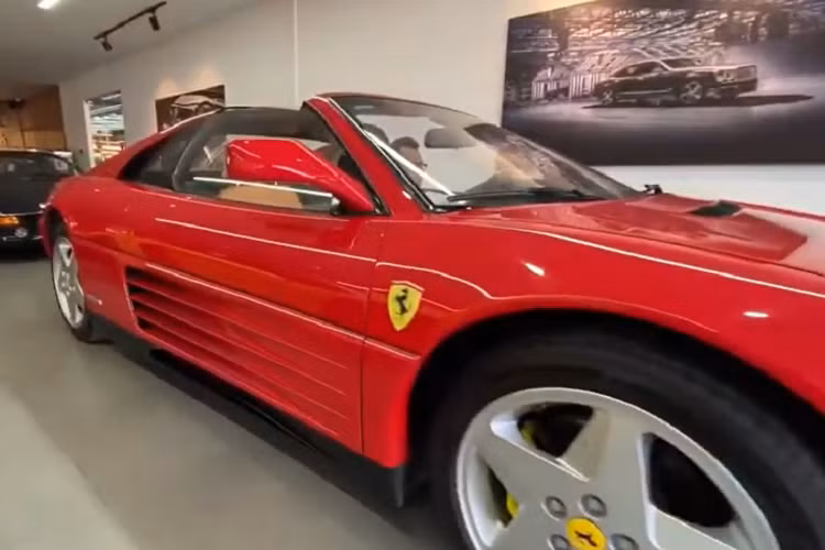 Trong đó, dòng siêu xe mui trần Ferrari 348 đã có tuổi đời 33 năm. Ngoại thất chiếc siêu xe mui trần Ferrari 348 TS này được sơn màu đỏ kết hợp nửa thân dưới xe được sơn màu đen nhám. Chưa hết, lưới tản nhiệt phía trước và các thanh bảo vệ đèn hậu đều được sơn đen để tạo điểm nhấn. Cuối cùng là bộ mâm hình cánh sao sơn màu bạc cá tính. Ferrari 348 TS chỉ được sản xuất giới hạn 4.228 chiếc trên toàn thế giới.