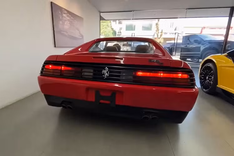 Ferrari 348 TS sở hữu động cơ V8, dung tích 3.4 lít, sản sinh ra công suất tối đa 296 mã lực tại vòng tua máy 7.200 vòng/phút và mô-men xoắn cực đại 324 Nm tại vòng tua máy 4.200 vòng/phút. Sức mạnh trên siêu xe mui trần Ferrari 348 TS mới lăn bánh tại TP. HCM sẽ kết hợp với hộp số sàn 5 cấp, nhờ đó, xe chỉ mất thời gian 6 giây để đua nước rút từ vị trí xuất phát lên 100 km/h trước khi đạt tốc độ tối đa 267 km/h.