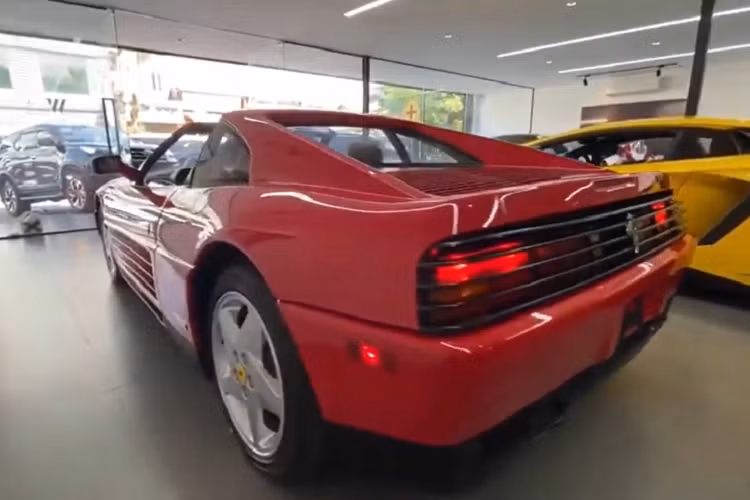 Ferrari đã sản xuất ra 4.871 chiếc F355 Berlinetta trên toàn thế giới với 3.829 chiếc được trang bị hộp số sàn 6 cấp và chỉ đúng 1.042 chiếc Ferrari F355 Berlinetta có hộp số F1, dấu hiệu nhận biết là mỗi xe sẽ có thêm logo F1 ở đuôi xe như Ferrari F355 Spider của ông Vũ, riêng chiếc Ferrari F355 Berlinetta đang lăn bánh ở Sài thành trang bị số sàn.