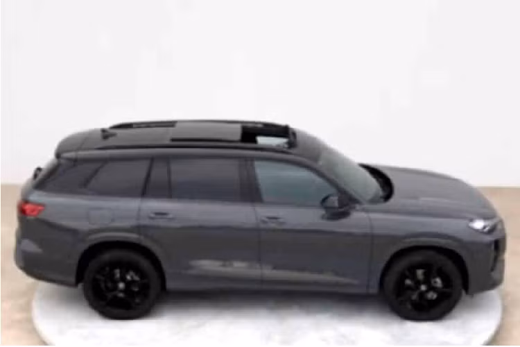 Ở bên sườn, Audi Q6 vẫn dùng tay nắm cửa thông thường thay vì loại nằm chìm vào thân xe. Thêm vào đó là những chi tiết mạ crôm như đường chân kính, cột D dày dặn và ốp trang trí trên cửa. Vành la-zăng của xe có thiết kế 5 chấu và được sơn 2 màu thể thao. Vòng ra phía sau, chúng ta sẽ thấy cụm đèn hậu LED vắt ngang đuôi xe, tích hợp logo của hãng Audi. Trên cản sau còn có khe gió giả, đi kèm đèn phản quang. Tương tự đầu xe, ở đuôi xe cũng có tấm ốp gầm giả màu bạc nhằm tăng vẻ hầm hố.