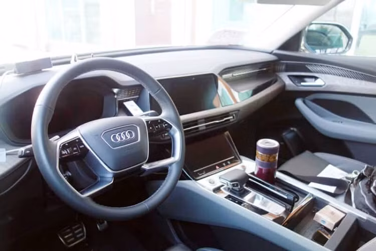Ngoài ra, Audi Q6 có vẻ còn có cả phiên bản thể thao, được trang bị lưới tản nhiệt sơn màu đen với mắt lưới hình chữ "Y" nằm ngang. Bản thể thao sẽ không có tấm ốp gầm màu bạc và chi tiết mạ crôm trong khe gió ở hai bên đầu xe. Bên cạnh đó là những chi tiết ngoại thất màu đen như các cột bên sườn, nóc và vành la-zăng. Đáng tiếc là dù ở phiên bản nào, xe cũng dùng vành 17 inch tiêu chuẩn. Trong khi đó, vành 21 inch là trang bị tùy chọn.