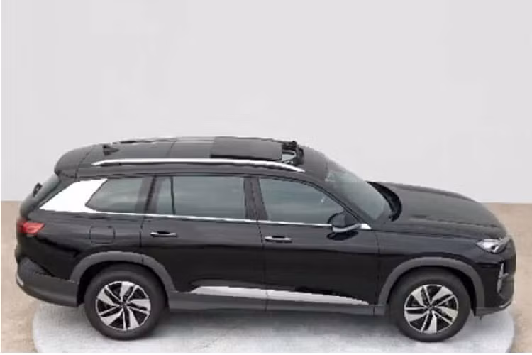 Cụ thể, Audi Q6 sở hữu chiều dài 5.099 mm, chiều rộng 2.014 mm, chiều cao 1.784 mm và chiều dài cơ sở 2.980 mm. Các con số tương ứng của Volkswagen Teramont hiện cũng đang được bán tại Việt Nam là 5.067 mm, 1.970 mm, 1.731 mm và 2.996 mm. Trong khi đó, Audi Q7 có kích thước cụ thể là 5.052 mm, 1.989 mm, 1.773 mm và 2.980 mm.
