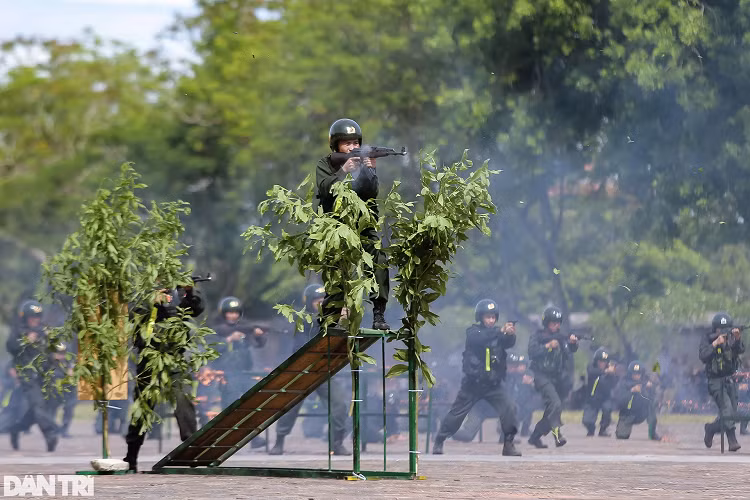 Phần biểu diễn khí công của các chiến sĩ thuộc Bộ tư lệnh Cảnh vệ của Bộ Công an.