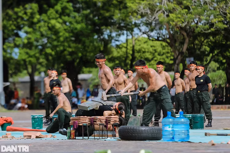 Hội thi với sự tham gia của 16 đoàn đạt giải Nhất, Nhì, Ba tại các vòng loại trước đó với gần 1.500 vận động viên. Ngoài ra còn có khoảng 600 cán bộ chiến sỹ các lực lượng biểu diễn thuộc Bộ Tư lệnh Cảnh sát cơ động, Bộ tư lệnh Cảnh vệ - Bộ Công an… 