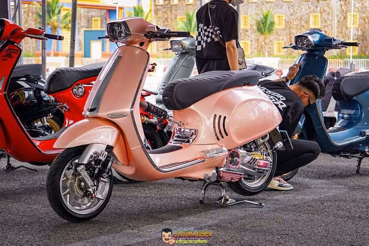  Vespa Sprint tại Việt Nam là mẫu xe chơi quen thuộc với những người đam mê thương hiệu Italy, đặc biệt là giới trẻ. Người chơi Vespa ít khi sử dụng một chiếc xe nguyên bản, thường xe sẽ được đắp thêm những món phụ kiện bạc triệu để tạo điểm nhấn và nét riêng cho xe.