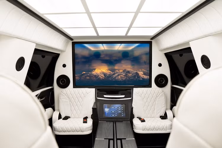 Tất nhiên, Cadillac Escalade của Inkas đã được trang bị kính chống đạn, thân vỏ được gia cố để có thể chống lại các cuộc tấn công bằng súng trường tấn công 7,62 mm và tối đa hai quả lựu đạn DM51 được kích nổ đồng thời bên dưới xe.