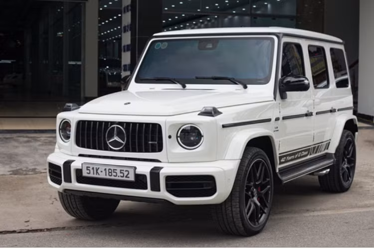 Kết hợp hộp số tự động 9 cấp. G63 có thể tăng tốc 0-100 km/h trong 4,5 giây và tốc độ tối đa lên tới 210 km/h. Mức giá xe Mercedes-AMG G63 độ Carlex Design này hiện đang được chào bán 13,6 tỷ ở TP HCM.