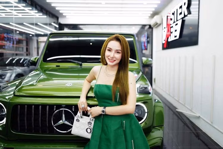 Riêng 1 cô gái 9X sinh sống ở Cần Thơ còn quyết định chơi lớn khi thực hiện thay đổi từ trong ra ngoài cho chiếc SUV hạng sang Mercedes-AMG G63 của mình chỉ mới mua được 2 tháng theo tông màu ít có dân chơi nào dám thực hiện.