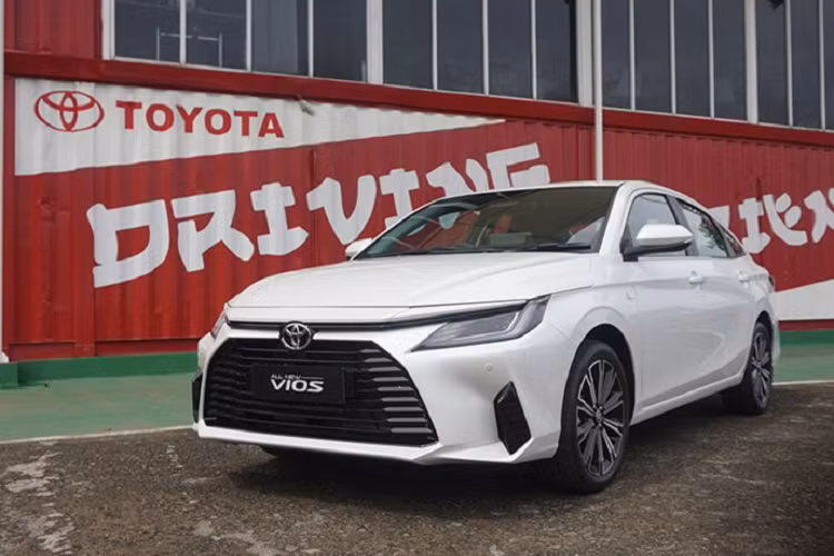 Toyota Vios 2023 sử dụng động cơ xăng 4 xi-lanh 1.2L, công suất 94 mã lực tại 6.000 vòng/phút và mô-men xoắn 110 Nm tại 4.400 vòng/phút, kết hợp với hộp số tự động vô cấp Super CVT-I và hệ dẫn động cầu trước.