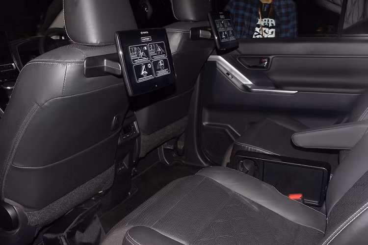 Nằm bên dưới nắp ca-pô của Toyota Innova thế hệ thứ 7 là 2 tùy chọn động cơ. Thứ nhất là động cơ xăng Dynamic Force 4 xi-lanh, dung tích 2.0L, sản sinh công suất tối đa 174 mã lực và mô-men xoắn cực đại 205 Nm. Động cơ này tiêu thụ lượng xăng trung bình 15 km/lít (khoảng 6,6 lít/100 km).
