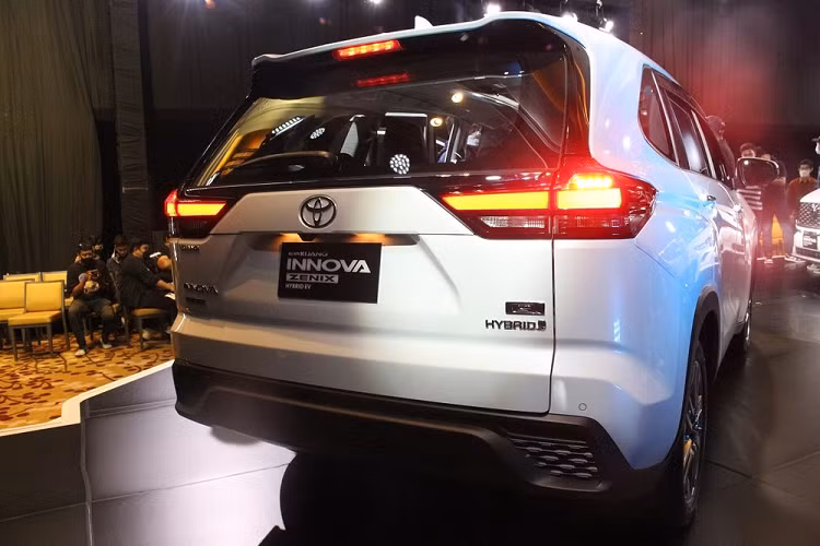 Tổng cộng, Toyota Innova 2023 mới sẽ được xuất khẩu sang 45-50 quốc gia trong năm sau. Ông Tjahjono cho biết sản lượng của Innova thế hệ mới ở nhà máy Toyota Indonesia là khoảng 4.000 xe/tháng. Trong đó, phiên bản hybrid chiếm khoảng 30-40% tổng sản lượng, còn lại là phiên bản dùng động cơ xăng.