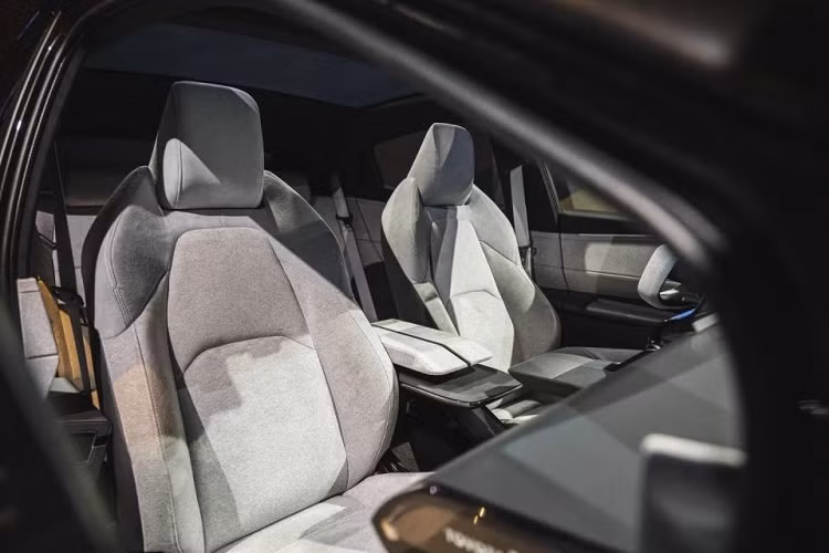 Bên trong Toyota bZ Compact SUV là không gian nội thất 5 chỗ ngồi với những chất liệu tái chế và có nguồn gốc thực vật. 