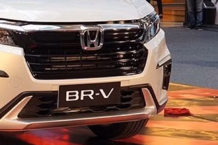 Ngoài ra, xe còn có chiều cao gầm tăng lên 220 mm, ngang ngửa Mitsubishi Xpander. Ở bản cao cấp, xe sẽ được trang bị ghế bọc da, màn hình màu TFT trong bảng đồng hồ, màn hình thông tin giải trí dạng cảm ứng 7 inch, tính năng khởi động máy từ xa, bệ tì tay cho 2 hàng ghế đầu và ổ điện cho cả hàng ghế cuối. Tuy nhiên, xe vẫn dùng phanh tay chỉnh cơ thay vì phanh tay điện tử như một số đối thủ cùng phân khúc.