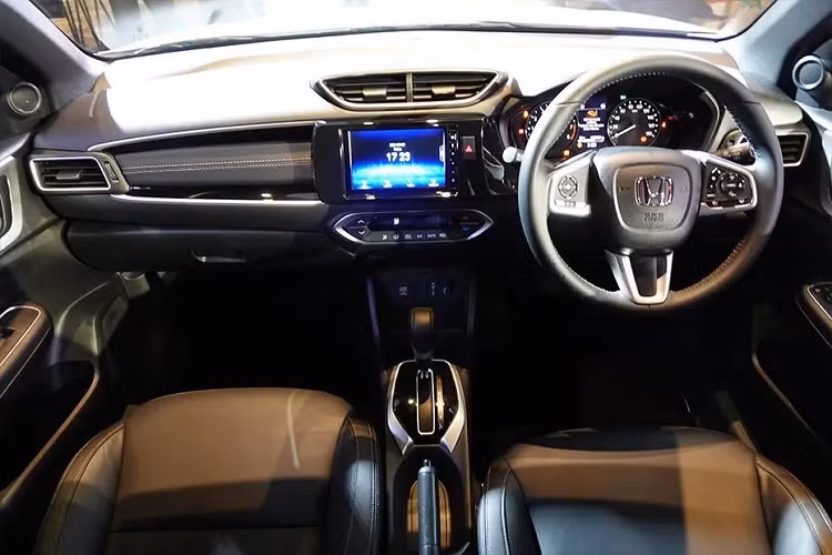 Honda BR-V được phát triển dành cho Indonesia nhưng cũng được đánh giá là phù hợp với những quốc gia khác", ông Billy tiết lộ. Hiện nay, phân khúc xe hạng A tại Việt Nam đang dần đánh mất sức hút. Với thu nhập bình quân đầu người tăng lên, khách hàng Việt hiện chi nhiều tiền hơn cho ôtô. Khác với trước đây, người tiêu dùng Việt Nam không chỉ chăm chăm chọn ôtô giá rẻ, Thay vào đó là những mẫu xe có thiết kế, trang bị tiện nghi, an toàn và động cơ.