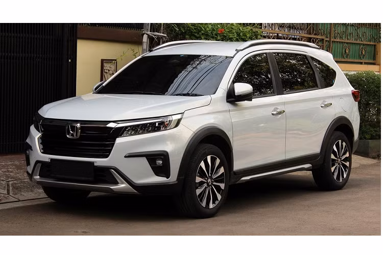 Vào hồi cuối tháng 7 vừa qua, hãng Honda đã công bố thông tin ngừng bán mẫu xe Brio tại thị trường Việt Nam vì động cơ không đạt tiêu chuẩn khí thải Euro 5. Lúc đó, hãng Honda không tiết lộ việc sẽ đưa mẫu xe hạng A này quay trở lại thị trường Việt Nam hoặc thay thế bằng một sản phẩm có thể là Honda BR-V giá rẻ. Thông tin này cũng đã được Honda hé lộ trong triển lãm Ô tô Quốc tế Gaikindo Indonesia (GIIAS) 2022.