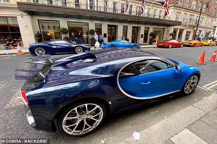 London được coi là sân chơi của giới nhà giàu và việc những chiếc siêu xe xuất hiện với tần suất dày trên đường phố chuyện hết sức bình thường