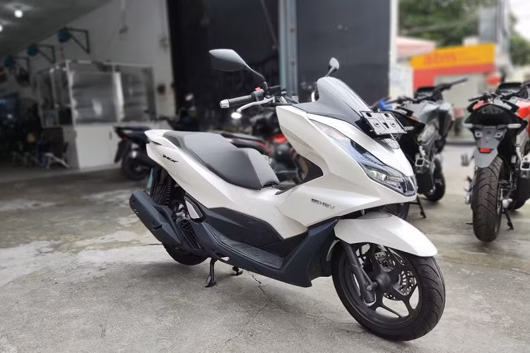Một số trang bị, công nghệ đáng chú ý trên PCX e:HEV gồm: màn hình điện tử hiển thị đa dạng thông tin, kiểm soát lực kéo HSTC, cổng sạc USB ở hộc chứa đồ phía trước, chìa khóa thông minh, phanh đĩa trang bị trên cả hai bánh, phanh trước có hệ thống chống bó cứng phanh ABS...