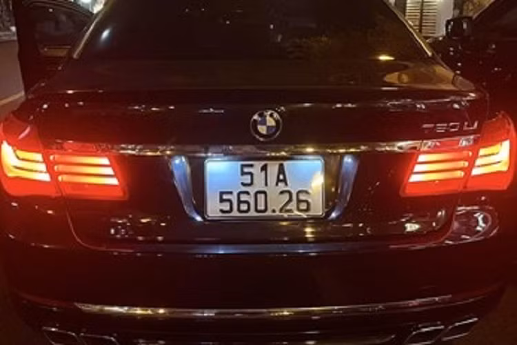 Trong đó, giới mê xe đã hay tin về cặp đôi xe sang Minh Nhựa mới tậu trong 5 tháng qua là Mercedes-Benz S450L Luxury 2022 và Audi A8L 2022 đã được thanh lý, còn chiếc xe thứ 3 chúng tôi mới biết được thông tin đó chính là BMW 760 Li đời 2012.
