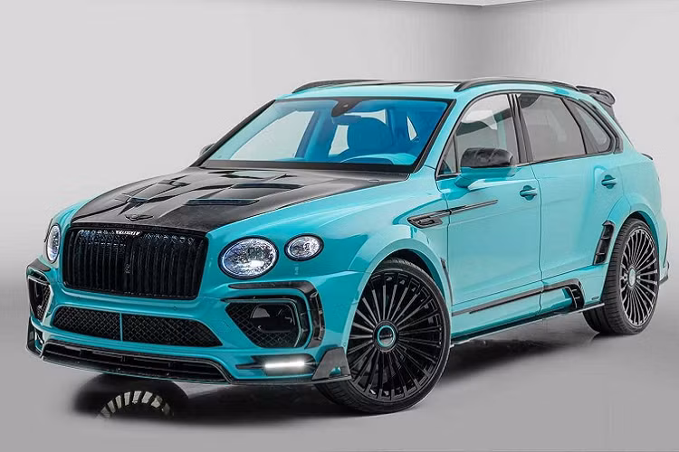 Mansory đã đem tới cho chiếc Bentayga một diện mạo hoàn toàn khác biệt. Phiên bản độ Bentley Bentayga Speed Feroza Edition này chính là sự kết hợp giữa yếu tố thể thao và sự sang trọng. Về diện mạo ngoại thất, chiếc xe đã được nâng cấp với gói độ thân rộng widebody cùng các phần vè ốp bánh lớn, cản trước được nâng cấp với loạt chi tiết carbon.