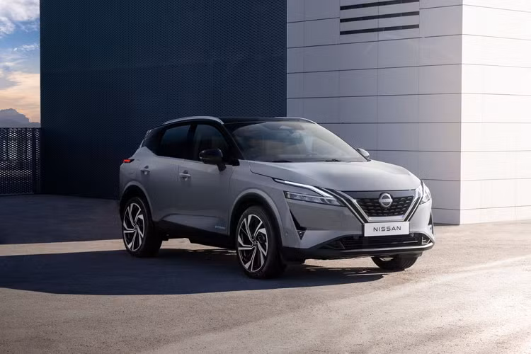 Tương tự mẫu xe điện Leaf, Qashqai cũng có tính năng một bàn đạp, xe sử dụng phanh tái tạo để nạp điện trở lại vào pin khi người lái nhấc chân ga, đồng thời giúp xe giảm tốc độ. Nissan Qashqai e-Power cung cấp cho người dùng ba chế độ lái gồm: Standard, Sport và Eco.