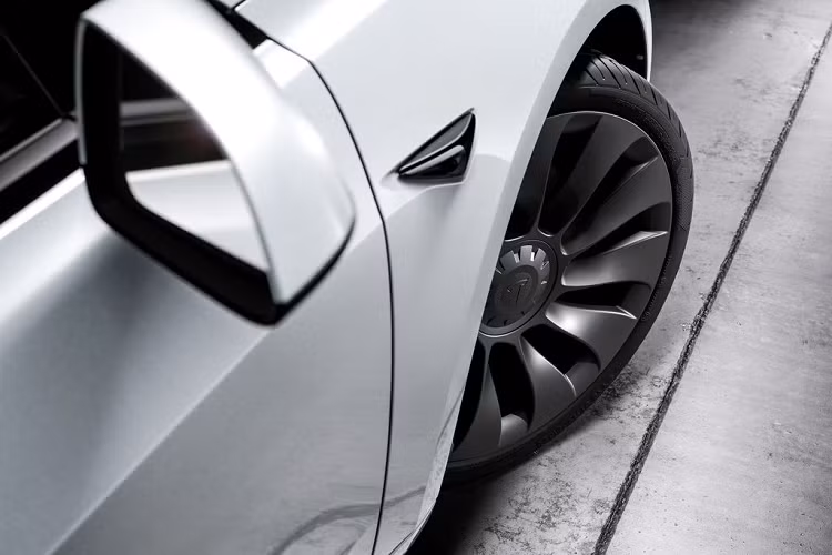 "Bây giờ tôi rất lo lắng, tôi đã kiểm tra ứng dụng Tesla trên điện thoại của mình. Có lúc, tôi nhìn thấy hình ảnh chiếc xe ô tô của mình xuất hiện trong nháy mắt, nhưng ngay lập tức nó đã được thay thế bằng các tùy chọn để xem xét xe mới để mua. Chiếc xe của tôi đã biến mất", Robert chia sẻ.
