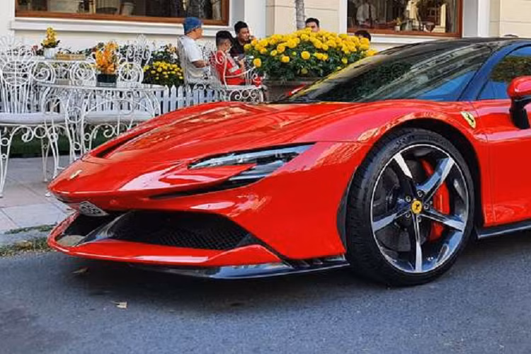 Về phía Ferrari, hãng siêu xe cho biết sẽ giới thiệu mẫu xe thuần điện đầu tiên vào năm 2025, Lamborghini cũng hứa hẹn sẽ bán ra mẫu xe EV đầu tiên trong nửa sau của thập kỷ này