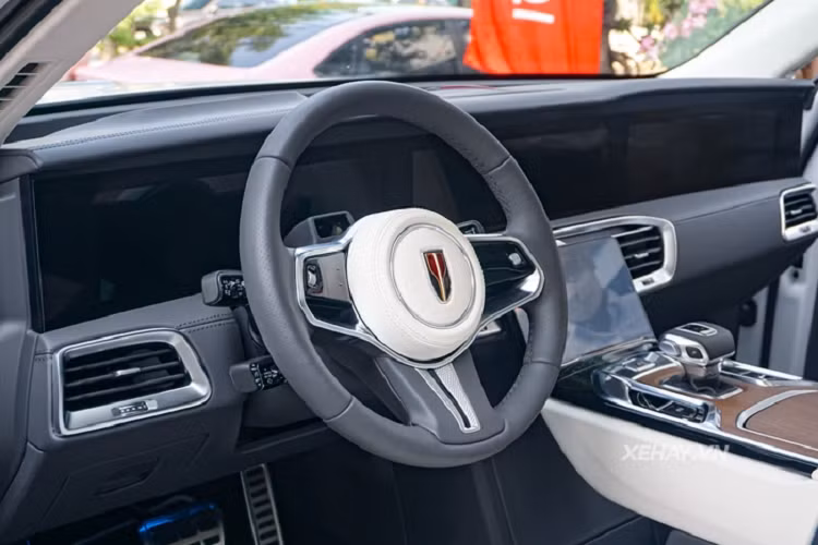 Ở bên trong, Hongqi E-HS9 sở hữu tới 4 màn hình riêng biệt trên bảng táp-lô cùng dàn âm thanh 16 loa, cần số kiểu Audi, hệ thống điều hòa 4 vùng độc lập...Bản 4 chỗ Flagship sẽ có hàng ghế sau thương gia với nhiều tiện nghi đặc biệt.