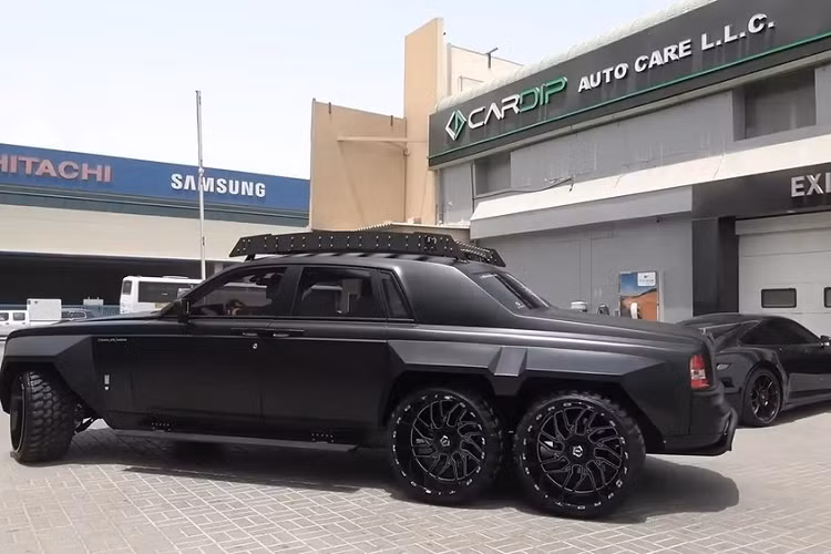 Hãng xe siêu sang Anh quốc từng đưa ra yêu cầu khách hàng không tùy biến chiếc xe Phantom theo phong cách độc dị, làm thay đổi quá nhiều thiết kế xe nguyên bản, nếu vi phạm có thể bị cấm mua xe mới. Tuy nhiên, một chủ xe Rolls-Royce Phantom đời 2004 đã bất chấp lệnh cấm để cho ra lò sản phẩm 6 bánh và khiến không ít người lo ngại anh có thể bị cấm mua xe mới từ hãng. Tuy nhiên, đây chỉ là phỏng đoán từ 1 hướng