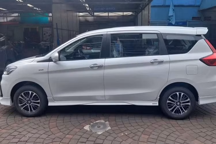 Cụm lưới tản nhiệt cũng được thiết kế các họa tiết mới hầm hố hơn. Tuy nhiên mức giá 679 triệu đồng của phiên bản này sẽ là một trở ngại khi cao hơn cả Suzuki XL7 (600-640 triệu đồng).