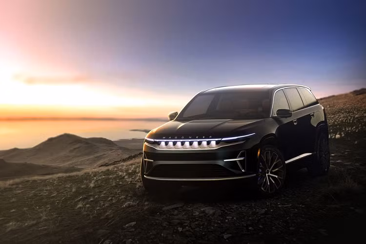 Trong thông báo mới nhất, Jeep cho biết sẽ ra mắt 4 mẫu xe thuần điện trong vòng vài năm tới, bao gồm Jeep Avanger, Jeep Recon và Wagoneer S và một mẫu SUV nữa chưa được công bố. Trong số đó, Jeep Wagoneer S 2024 mới là cái tên được khách hàng chú ý nhiều nhất. Theo kế hoạch, xe sẽ được trình làng vào năm 2023.