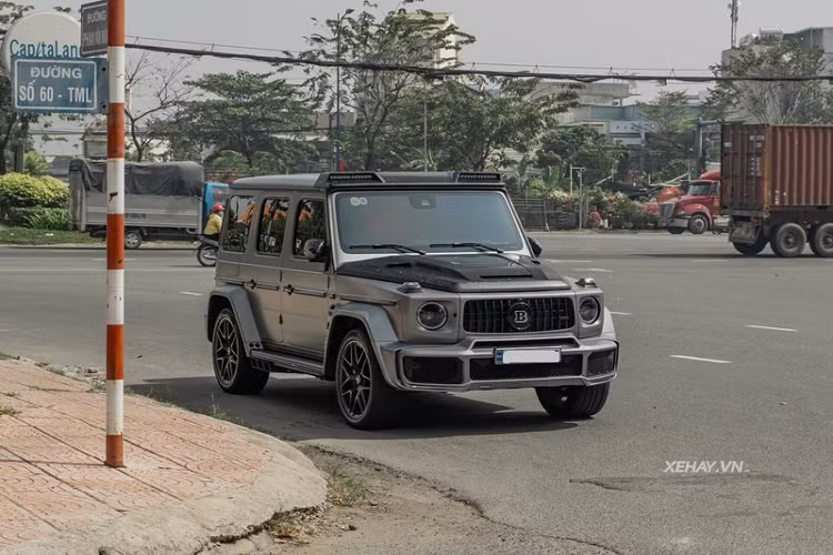 Chiếc G63 này còn đặc biệt sở hữu nắp ca-pô với tấm kính ở giữa cố tình để lộ khoang động cơ của xe, đó là cỗ máy tăng áp kép V8 4.0L sản sinh công suất 577 mã lực và 850Nm mô-men xoắn cực đại ở dạng nguyên bản.