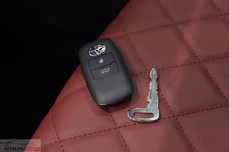 Ngoài 6 túi khí, bản cao cấp còn có gói công nghệ an toàn chủ động Toyota Safety Sense, bao gồm những tính năng như cảnh báo tiền va chạm tích hợp phanh tự động, cảnh báo lệch làn đường, đi kèm tự động đánh lái, cảnh báo khi phương tiện phía trước khởi hành, kiểm soát chân ga và hệ thống kiểm soát hành trình thích ứng ở mọi dải tốc độ.