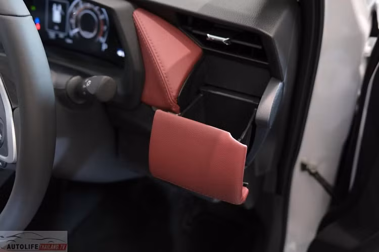 Động cơ kết hợp với hộp số biến thiên vô cấp Super CVT-i sang số tuần tự và hệ dẫn động cầu trước như cũ. Lượng xăng tiêu thụ trung bình của xe là 23,3 km/lít (khoảng 4,29 lít/100 km).