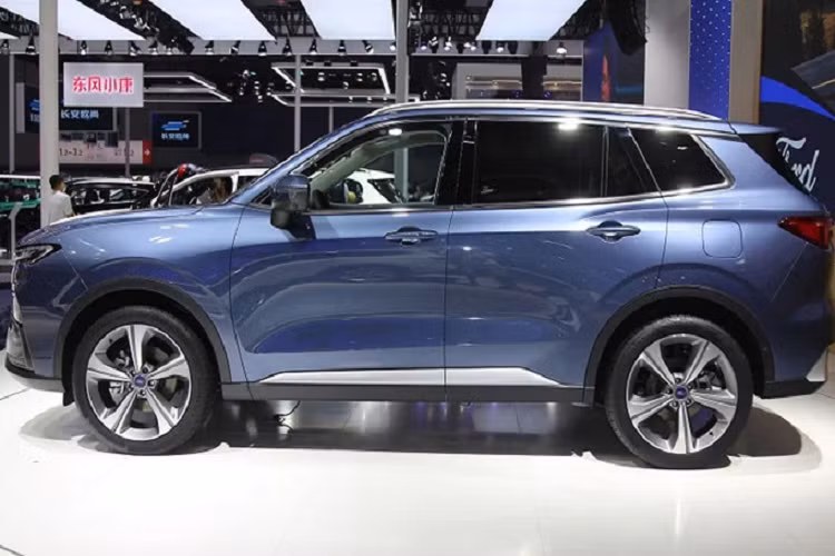 Bên cạnh thiết kế ngoại thất sang trọng và sắc sảo. Nội thất của Ford Territory 2023 hứa hẹn sẽ rất hấp dẫn trong phân khúc CUV 5 chỗ với nhiều trang bị tiện nghi như vô lăng 3 chấu tích hợp nhiều phím chức năng.