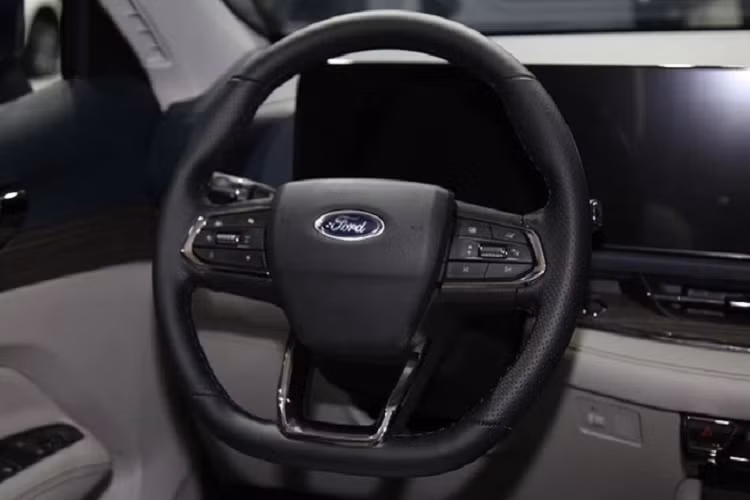 Đặc biệt là cặp màn hình kép bao gồm màn hình cảm ứng và hỗ trợ lái kỹ thuật kích thước 12.3 inch. Ghế ngồi bọc da chỉnh điện, trang bị cửa sổ trời toàn cảnh, phanh tay điện tử, cần số núm xoay.