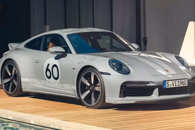  Porsche 911 Sport Classic 2023 mới được phát triển dựa trên 911 Turbo S và dùng động cơ tăng áp kép 3.7L 6 xi-lanh kết hợp cùng hộp số sàn, cho công suất lên tới 543 mã lực, đưa 911 Sport Classic trở thành chiếc xe số sàn mạnh nhất của Porsche tính đến hiện tại.