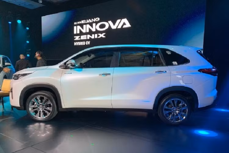 Nhờ đó, Toyota Innova Hybrid 2023 có tổng công suất 186 mã lực và tiêu thụ lượng xăng trung bình chỉ 5 lít/100 km. Ngoài ra, 3 bản phiên hybrid còn có 4 chế độ lái là EV, Eco, Normal và Power.