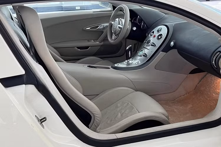 Bugatti Veyron được trang bị khối động cơ 16 xy-lanh xếp hình chữ W, dung tích 8 lít, 64 van, 4 trục cam, 4 bộ tăng áp, sản sinh công suất tối đa 1.001 mã lực và mô-men xoắn cực đại 1.250 Nm. Cỗ máy của Bugatti Veyron đã không dành cho số đông người mê tốc độ. 