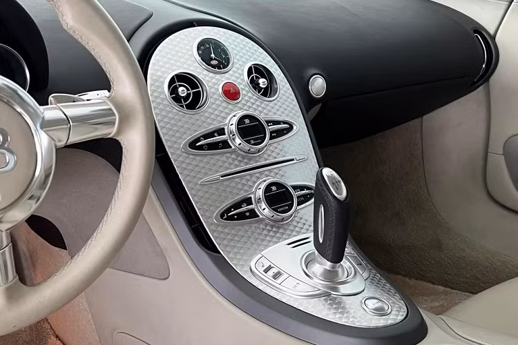 Động cơ kết hợp cùng hộp số 7 cấp giúp Bugatti Veyron chỉ mất chưa đầy 2,5 giây là có thể tăng tốc lên 100 km/h từ vị trí xuất phát., từ 0-200 km/h tốn khoảng thời gian 3,8 giây. Tốc độ tối đa trên Bugatti Veyron bản tiêu chuẩn là 408.84 km/h. Những con số này so với các siêu xe được sản xuất trong năm 2005 là điều đáng nể, vì thế, Veyron có biệt danh “ông hoàng tốc độ”