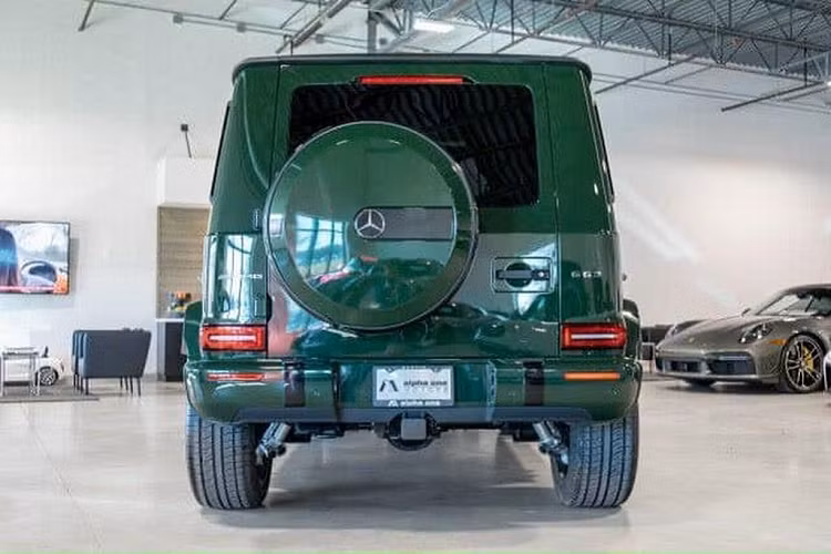 Gần đây, một đại lý chuyên nhập khẩu siêu xe, xe sang ở Hà Nội đã “chào bán” Mercedes-AMG G63 bản 2022 màu xanh Green “cực chất” với giá bán hơn 14 tỷ đồng. Đại lý cho biết, thời gian giao nhận xe vào khoảng 25 ngày.