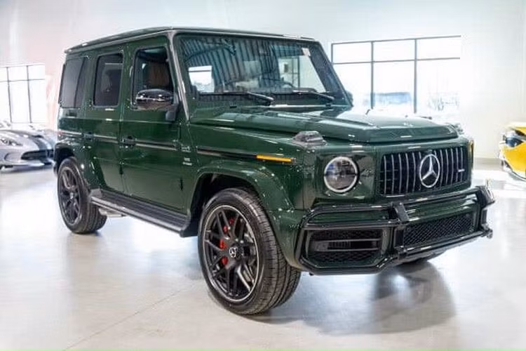 Hệ thống ghế ngồi trên Mercedes-AMG G63 2022 được làm từ chất liệu da cao cấp, tích hợp các chức năng hiện đại như: massage, sưởi tự động, gập chỉnh điện tự động, ghi nhớ các vị trí ghế ngồi,... Khi cần thiết, ghế ngồi của xe có thể gập chỉnh điện để mở rộng không gian làm tăng thêm diện tích chứa đồ