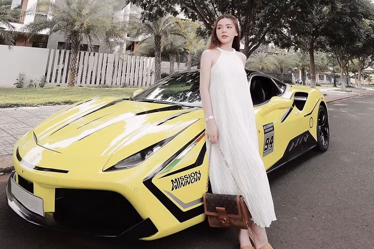 Ngoài 2 mẫu xe đình đám nói trên, hot girl 9x còn sở hữu một chiếc Porsche 911 Carrera S. Tại Việt Nam, hiện mẫu xe này đang có giá bán niêm yết là 7,85 tỷ VNĐ, chưa bao gồm các tuỳ chọn. Chiếc Porsche 911 Carrera S này của Tú Quyên cũng sở hữu màu sơn ngoại thất vàng, kết hợp với các điểm nhấn sơn đen tương phản.