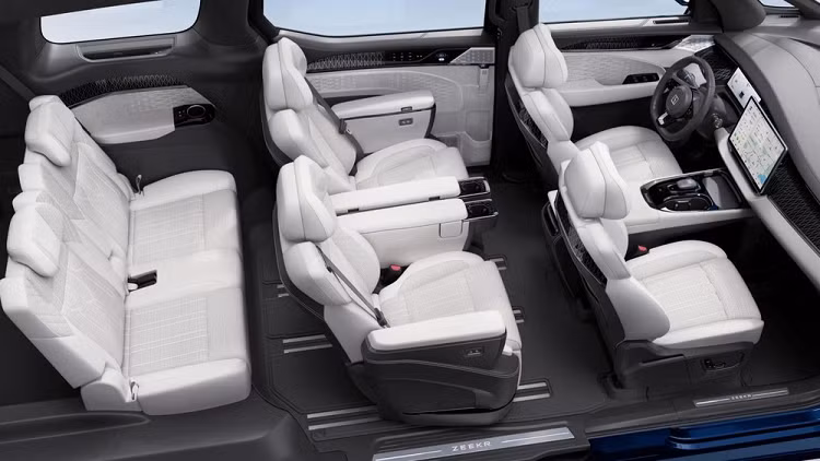 Điều ngạc nhiên tiếp tục xảy ra khi bạn biết rằng nó chỉ nặng 2.830 kg nhưng vẫn có khả năng tăng tốc ấn tượng từ vị trí xuất phát lên 100 km/h chỉ trong thời gian 4,5 giây. Điều đó có thể thực hiện được nhờ hệ thống truyền động của 2 động cơ điệnvới công suất cực đại 536 mã lực. Zeekr 009 là một cỗ máy cực kỳ ấn tượng.
